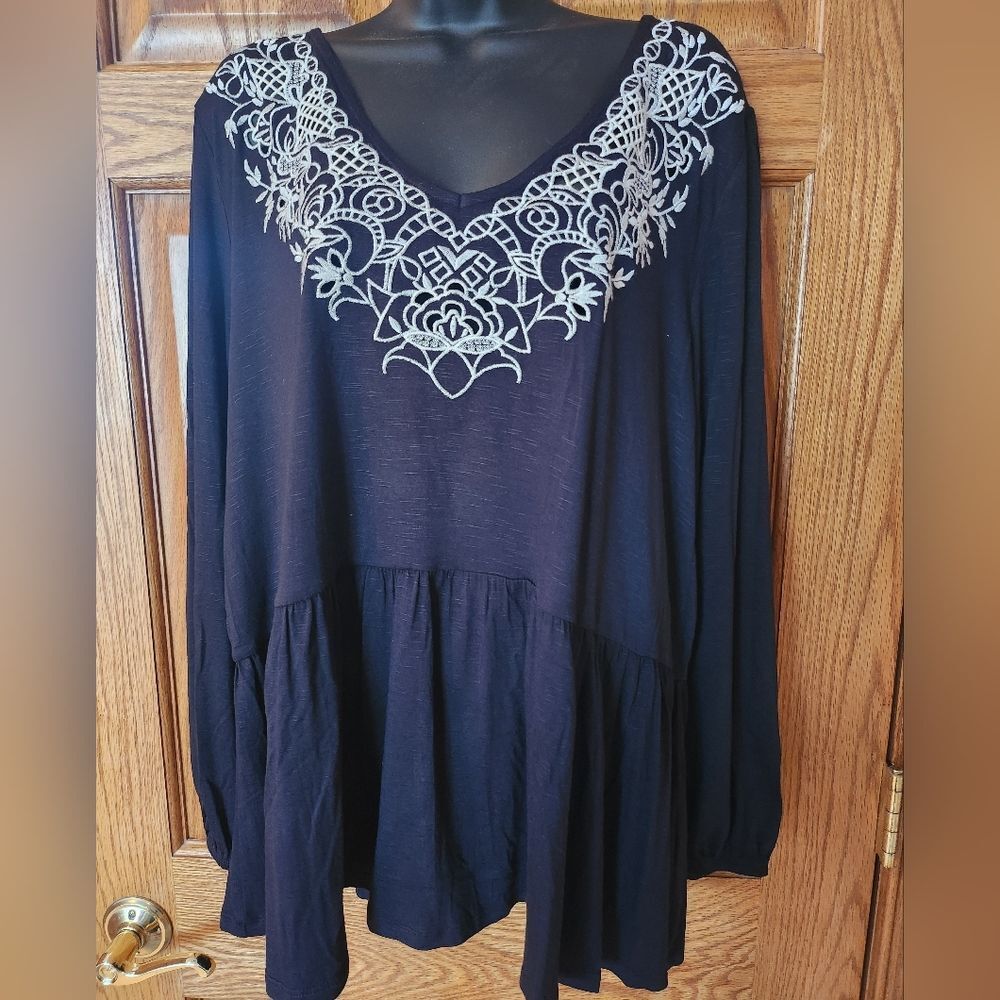 Embroidered V-Neck Long Sleeve Women's Top in Navy